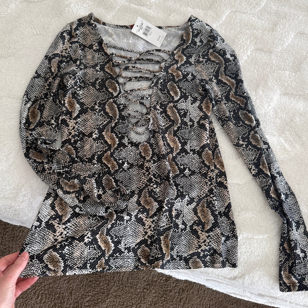 Buckle top